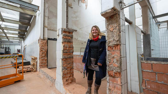 Die Shedhalle im Wandel: Stefanie Wetzke, Geschäftsführerin der Gewerbekultur Pforzheim, plant den Umbau für die Ateliers Schrit Alter Schlachthof Pforzheim Umbau