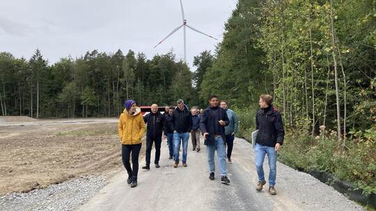 Großer Aufwand betrieb die Gemeinde, um über Windkraft zu informieren, hier die Exkursion zum Windpark in Sulzbach-Laufen bei Sc