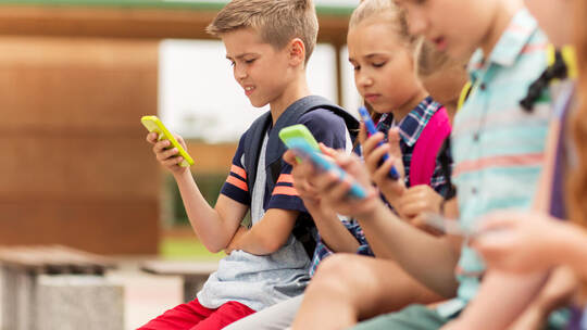 elementary school students with smartphones