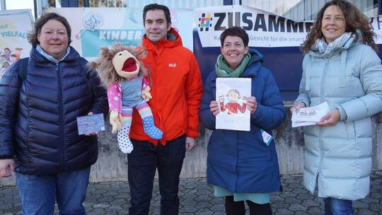 Die für Kitas und Schulen zuständige Rathausmitarbeiterin Anke Kranzl, Bürgermeister Steffen Bochinger, Sabrina Bogner-Rudolf vo