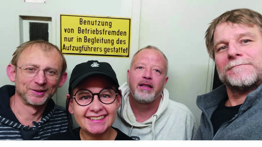 Al ex Weißlinde (von links), Soni Fischpera, Roger Böttcher und Stefan Kress heizen am Samstagabend im Café Exil ein und bringe