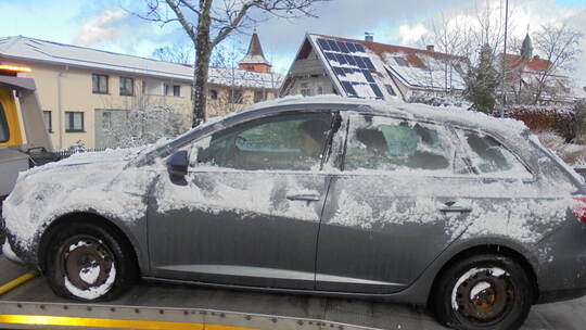 Alle vier Reifen sind platt: Das Auto von Bürgermeister Schaack wurde beschädigt. Schaack