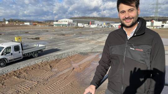 Denis Kirschbaum von der Mühlacker Investorenfamilie zeigt im Hintergrund, wo der neue Obi-Baumarkt auf der Ziegelhöhe entsteht.