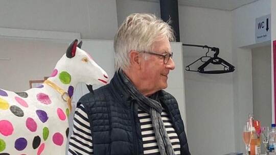 Ex-Sparkassenchef Herbert Müller (Mitte) und seine gepunktete Ziege. Privat