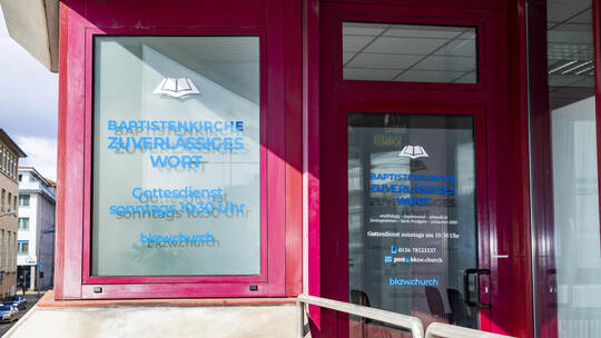 In diesen Räumlichkeiten an der Zerrennerstraße hielt Sektenprediger Andy S. seine auch bei Youtube gestreamte Ansprache. Baptistenkirche Zuverlässiges Wort