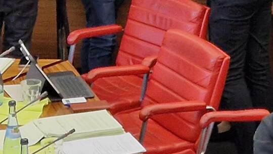 Ein Rot, das besticht: die Stühle im Pforzheimer Ratssaal. Das Denkmalschutzamt will sie detailgetreu erhalten wissen. Baumgärte