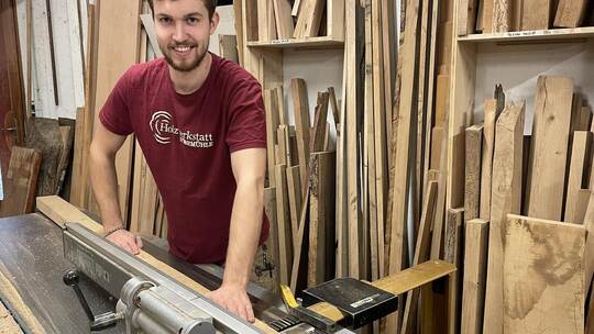 In seinem Element ist Schreiner Ruben Keitel an seinem Arbeitsplatz in der Knittlinger Störrmühle. Hier bedient er den Abrichtho