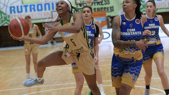 Den Einzug in die nächste EuroCup-Runde haben Quinesha Lockett (links) und die Rutronik Stars Keltern nun dicht vor den Augen. R