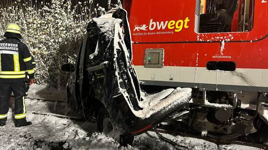 Auto auf Gleisen festgefahren - Kolliosion mit ZUg Auto auf Gleisen festgefahren - Kolliosion mit ZUg
