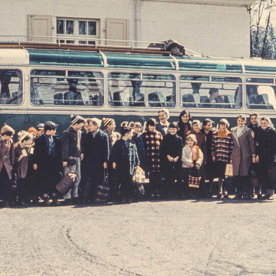 Eine Gruppe von Verschickungskindern kommt im Oktober 1967 am Kindersolebad des DRK in Bad Dürrheim an. Auch aus diesem Heim kom Kindersolbad in Bad Dürrheim