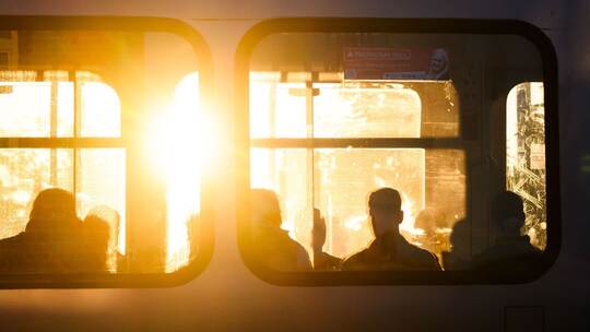 Mobilitätsbarometer - Fahrgäste in einer Stadtbahn Mobilitätsbarometer - Fahrgäste in einer Stadtbahn