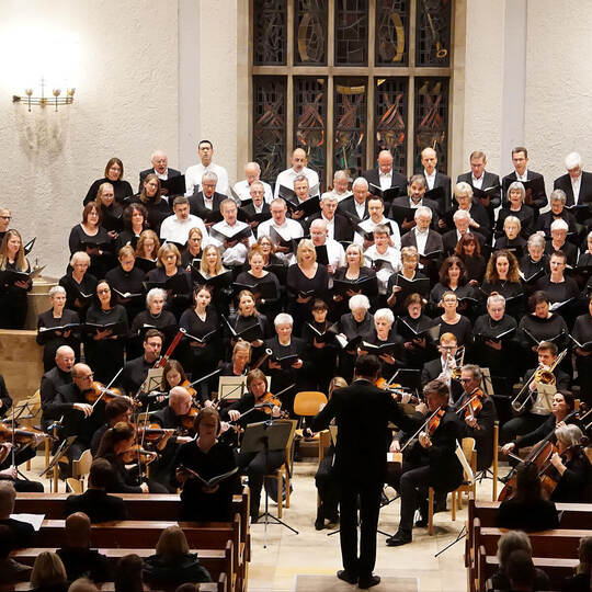 Chor und Solisten gelingt eine emotionale Aufführung von Mozarts letzter Komposition. Dietmar Bastian