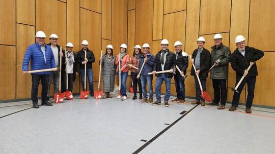 Vorfreude beim symbolischen Baustart zur Modernisierung der Tiefenbronner Gemmingenhalle mit Bürgermeister Frank Spottek (Fünfte