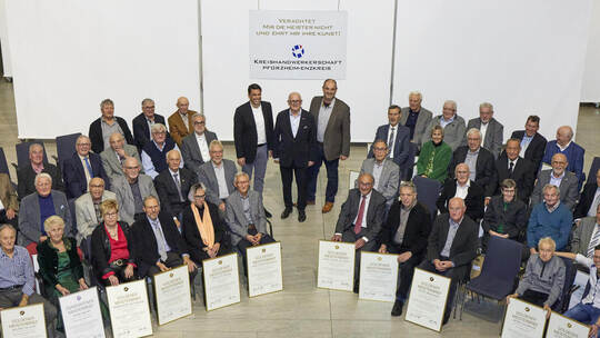 Im Volksbankhaus. Handwerksmeister, die ihre Prüfung vor 50 oder 60 Jahren abgelegt haben, werden mit Goldenen oder Diamantenen