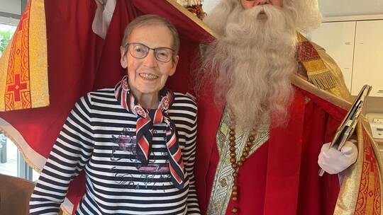 Wie Sigrid Talmon lassen sich viele Gäste und Mitarbeitende im Hospiz gerne unter dem schützenden Mantel vom Nikolaus fotografie