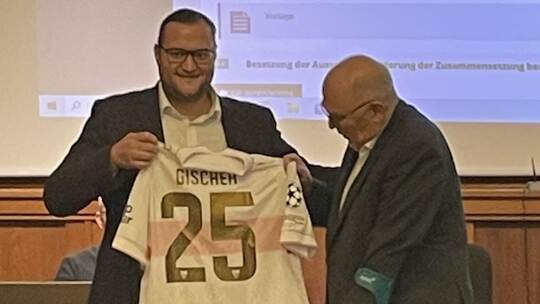Ein Champions-League-Trikot für 25 Jahre kommunalpolitische Tätigkeit gab es von Marco Gauger (links) für Dieter Gischer.Foto: B