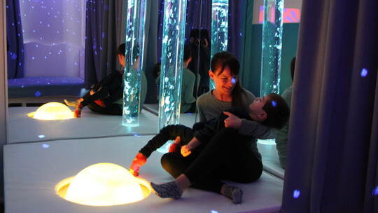 Giulio Bianchi und seine Mama Melanie genießen die entspannte Atmosphäre, die der Raum bietet. Ulrike Knöller