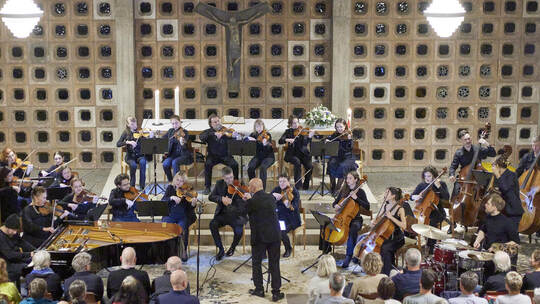 Sebastian Studnitzky und die Philharmonie Odessa geben in der ausverkauften Matthäuskirche in Brötzingen ein bewegendes Konzert. Sebastian Studnitzky & MEMENTO ODESA