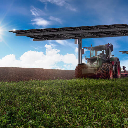 AGRI-PV mit zweiachsigem Nachführsystem