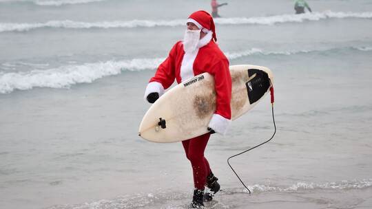 Surfender Weihnachtsmann in England