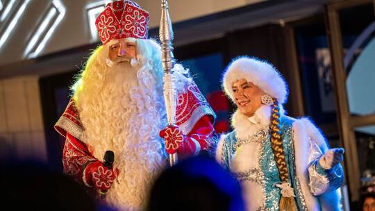 Weihnachtsbaum vor Russischem Haus