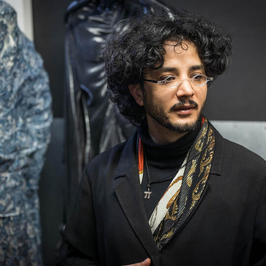 Rebar Aziz möchte mit seinen „Skulpturen“, wie er seine Kreationen auch bezeichnet, das gängige Klischee von Schönheit durchbrec Rebar Aziz Modedesigner