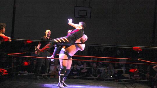 Beim „Wrestle War XV“ geht es im Ring heftig zur Sache.