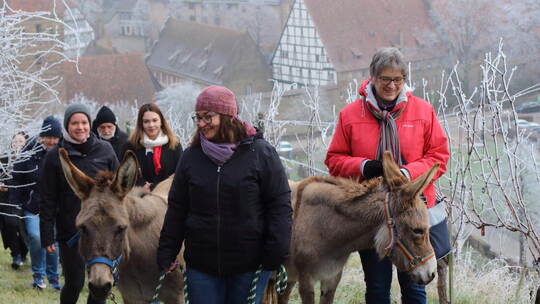 Die Esel Frida und Anton sind zwei außergewöhnliche Begleiter. Mit ihnen und ihrer Besitzerin Susanne Michel (hinten links mit g