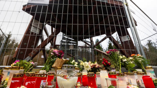 Zahlreiche Kerzen und Blumen bezeugen die Anteilnahme aus der Bevölkerung nach der Tragödie, die sich am Turm „Hohe Warte“ ereig