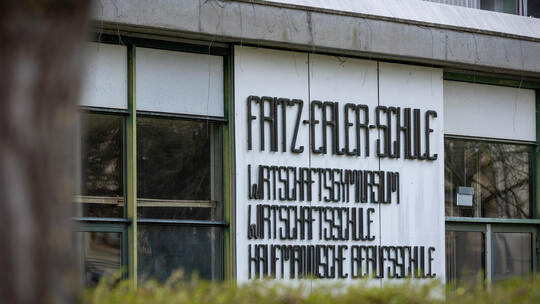 Fritz Erler Schule Schriftzug