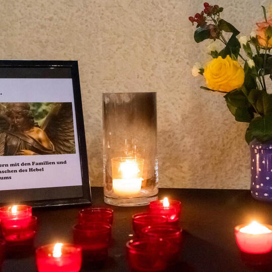 Diese Gedenkstätte in der Herz-Jesu-Kirche dient vielen Trauernden als Anlaufstelle. Herz Jesu Kirche Trauermauer Trauertisch