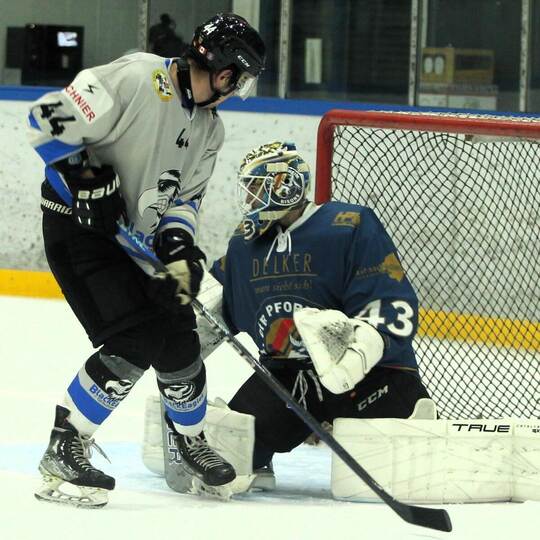 Häufig im Brennpunkt: Bisons-Keeper Jamie Pasetto. Jürgen müller