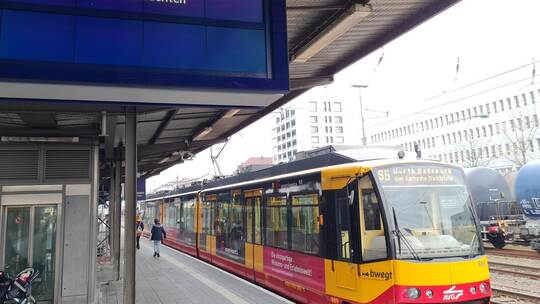 Einige Verbindungen der AVG-Stadtbahnlinie 5 sind am Mittwoch den Warnstreiks zum Opfer gefallen. Archivfoto: Marx