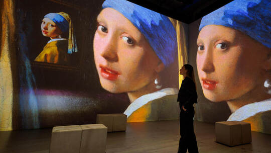 ... möchte die Schau „Vermeer – Meister des Lichts“ Jan Vermeers Werke und die niederländische Blütezeit erlebbarmachen. Fotos: VERMEER MEISTER DES LICHTSEin immersives Ausstellungserlebnis