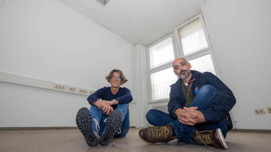 Alison Bussey und Pedro Treig Garcia nehmen schon mal auf dem Boden der künftigen Küche Platz. Röhr