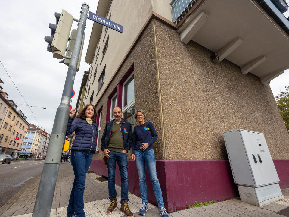 Susanne Knöller (links), Vorsitzende von „Menschen in Not“, mit den StadtjugendringVerantwortlichen Garcia und Bussey vor den ne Nordstadt Jugendtreff Menschen in Not