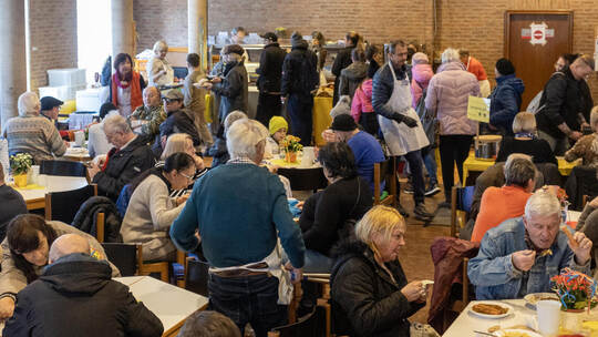 Essen und Beisammensein. Röhr Vesperkirche Volo Reportage