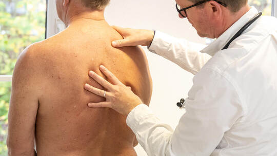 Ein Hausarzt untersucht einen Patienten