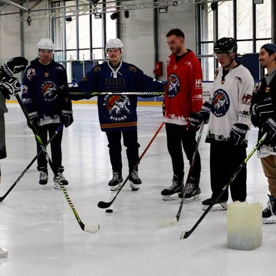 Ob das gut geht? Omid Mohseni mit seinen ersten Schritten beim Eishockey bei den 1. CfR Pforzheim Bisons.
