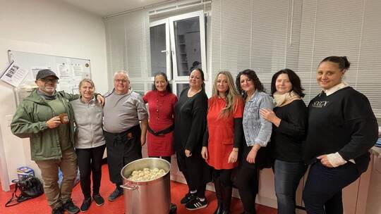 Die „Straßenengel“ Toni Simone (links), Stefan Lehrer und Sandra Cirillo (dritter und vierte von links) und ihr Team engagieren