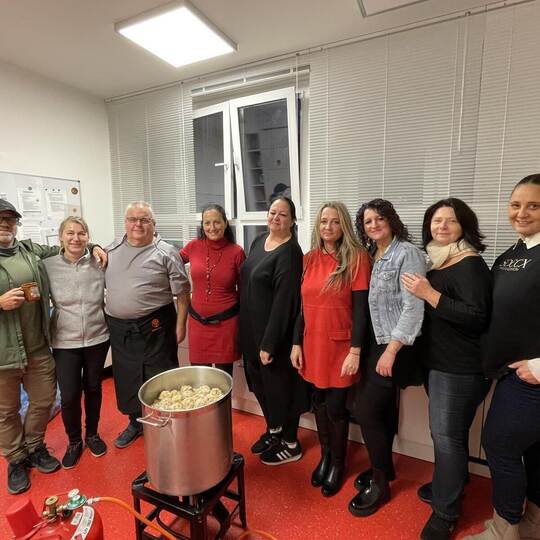 Die „Straßenengel“ Toni Simone (links), Stefan Lehrer und Sandra Cirillo (dritter und vierte von links) und ihr Team engagieren