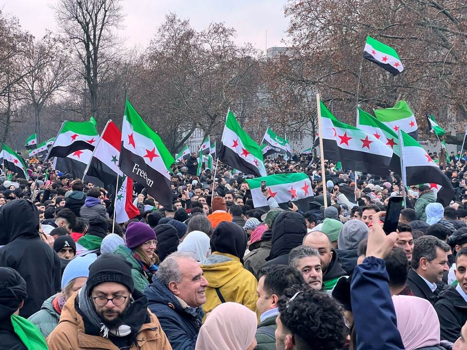 Tausende Menschen feiern in Berlin Assad-Sturz
