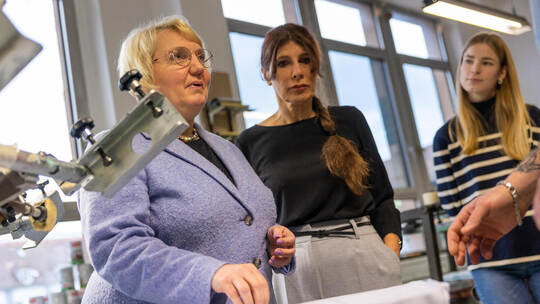 SPD-Bundestagsabgeordnete Katja Mast, Sozialdezernentin Katja Kreeb und Andante-Mitarbeiterin Natalie Richter (von links) hören Andante Q-Prints Besuch Katja Mast