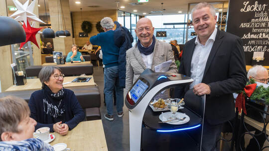 Die Pforzheimerinnen Beate Kraus und Sonja Bückle (von links) freuen sich mit den Möbelhaus-Chefs Ekkehard und Sebastian Haase. Möbelzentrum Roboter Haasi