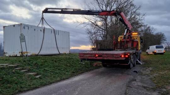 Aufmerksame Zeitzeugen verfolgen, was sich im Kelterner Landschaftsschutzgebiet tut und wie dort ein Container aufgestellt wird.