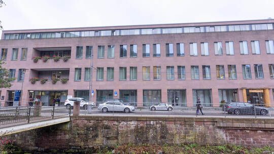 Seit Sommer 2022 steht das Gebäude der ehemaligen Sana Klinik leer. Nun hat der Landkreis Calw den Komplex an ein Stuttgarter Un