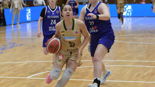 Die Sterne mit Karina Konstantinova (am Ball) haben sich für das Play-off-Hinspiel am Mittwoch daheim viel vorgenommen. Foto: PZ