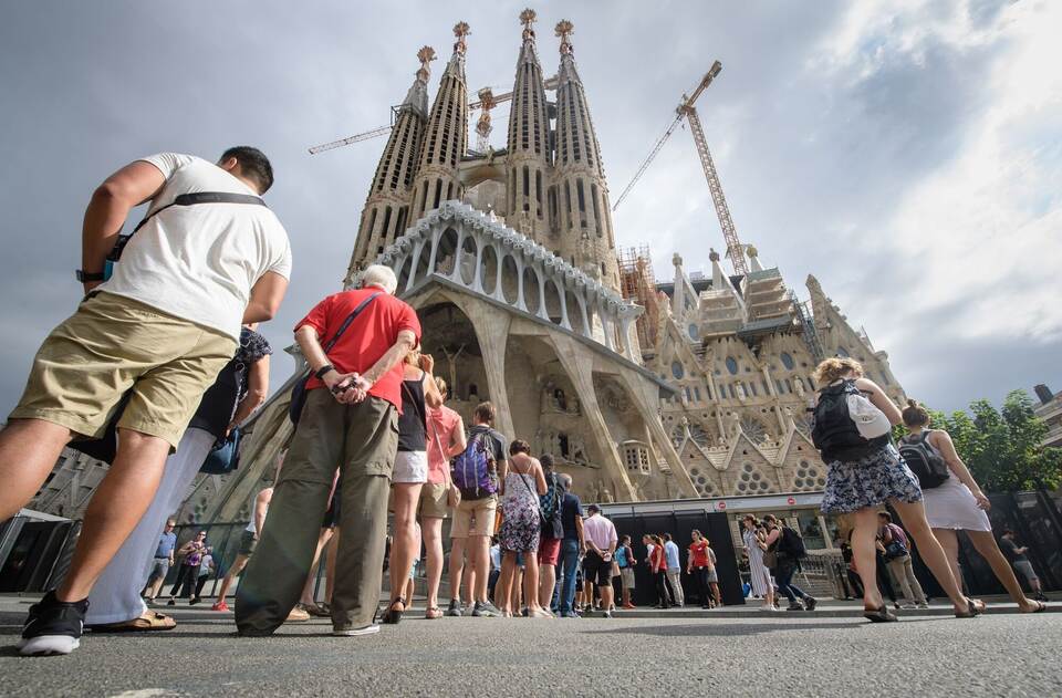 Touristen vor der Basilika La Sagrada Família