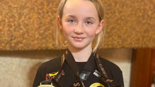 Stolz zeigt Anna-Sofie Hart ihre kleine Medaillensammlung. Foto: Nadine Urschl-Birr