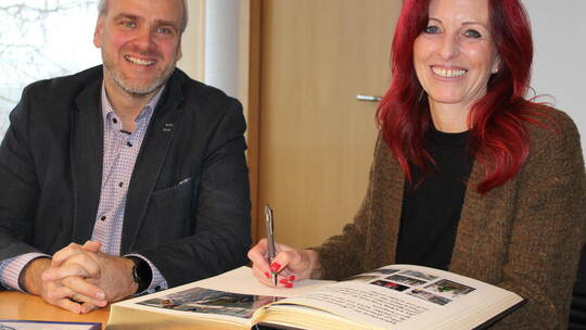 Tanja Höschele trägt sich ins Goldene Buch der Gemeinde ein. Foto: Baum
